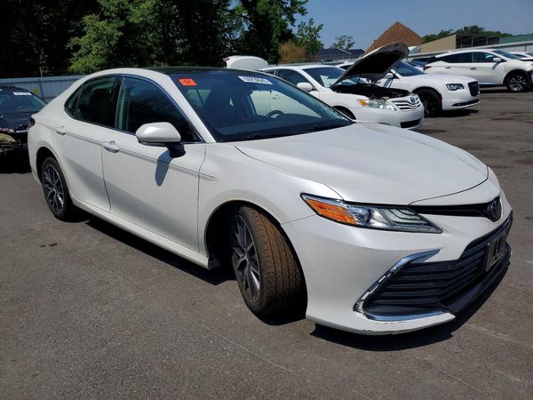 2022 TOYOTA CAMRY XLE