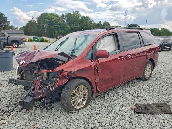 2017 TOYOTA SIENNA