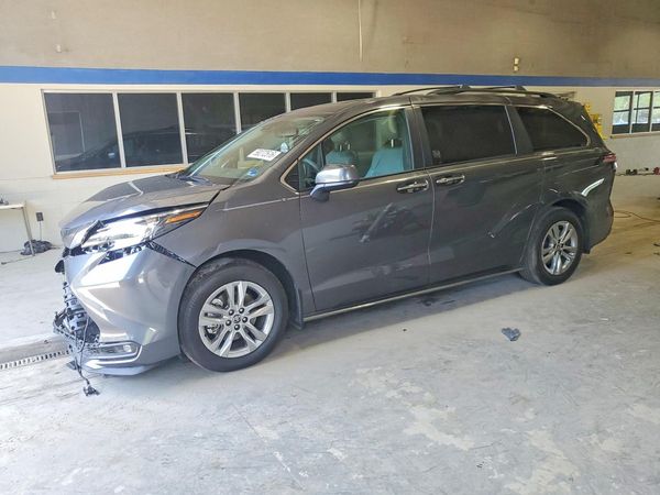 2025 TOYOTA SIENNA XLE
