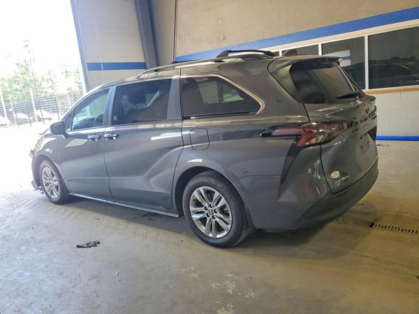 2025 TOYOTA SIENNA XLE