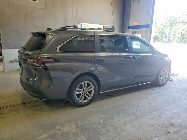 2025 TOYOTA SIENNA XLE