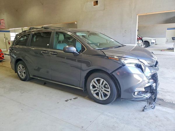 2025 TOYOTA SIENNA XLE