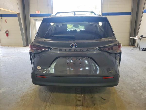 2025 TOYOTA SIENNA XLE