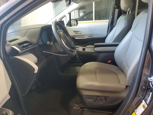2025 TOYOTA SIENNA XLE