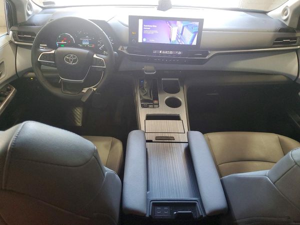 2025 TOYOTA SIENNA XLE