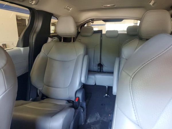 2025 TOYOTA SIENNA XLE