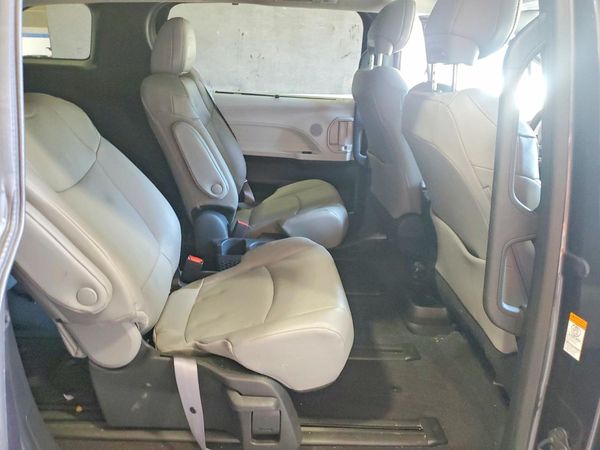 2025 TOYOTA SIENNA XLE