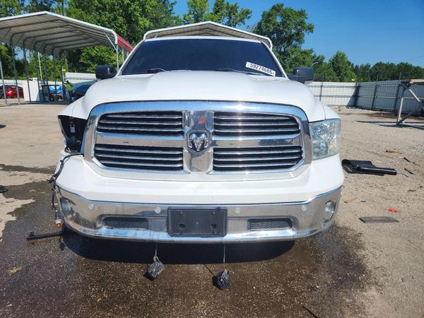 2016 RAM 1500 SLT CREW CAB 4X2