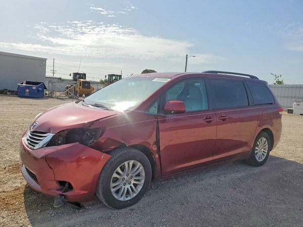 2013 TOYOTA SIENNA