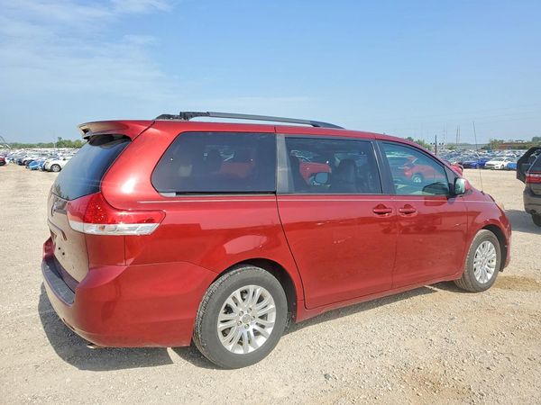 2013 TOYOTA SIENNA