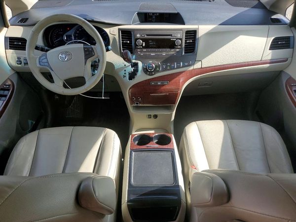2013 TOYOTA SIENNA