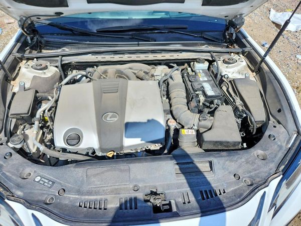 2019 LEXUS ES