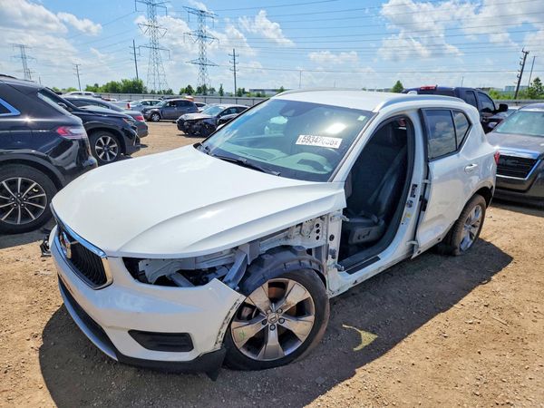 2020 VOLVO XC40 Momentum