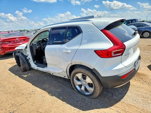 2020 VOLVO XC40 Momentum