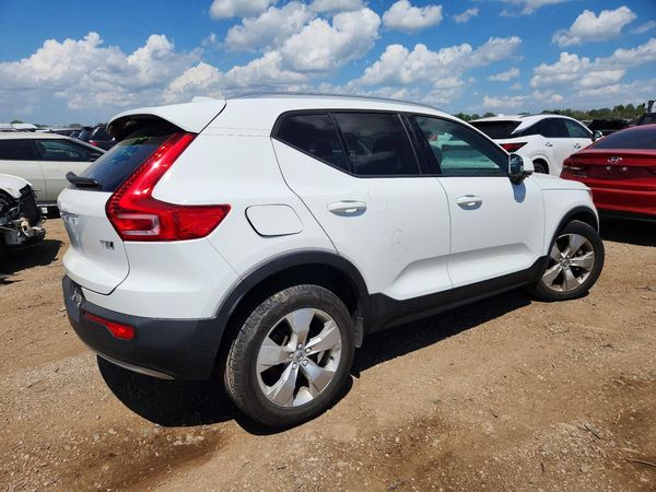 2020 VOLVO XC40 Momentum