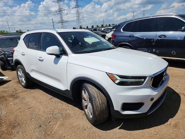 2020 VOLVO XC40 Momentum