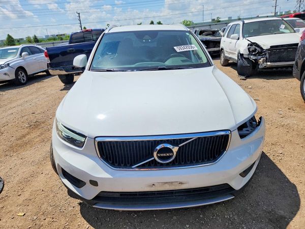 2020 VOLVO XC40 Momentum