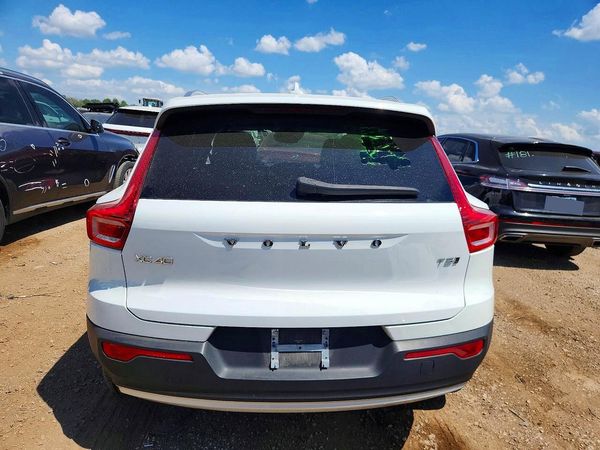 2020 VOLVO XC40 Momentum
