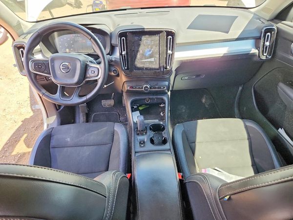 2020 VOLVO XC40 Momentum
