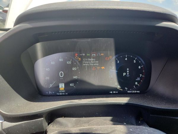 2020 VOLVO XC40 Momentum