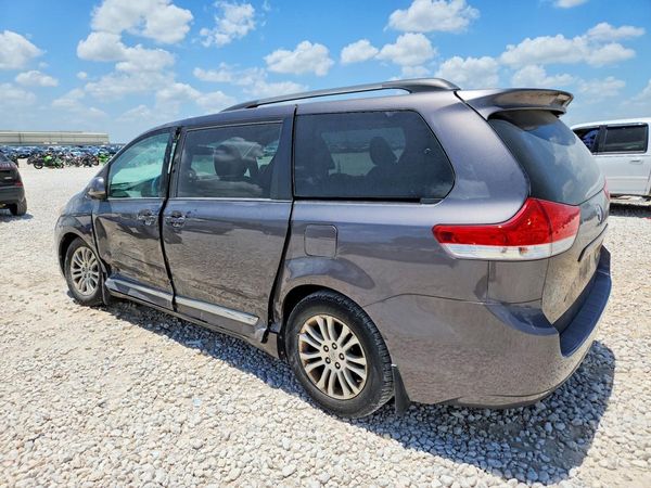 2012 TOYOTA SIENNA