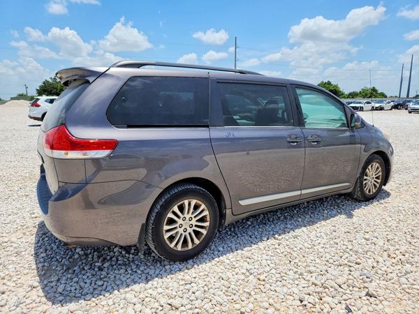 2012 TOYOTA SIENNA