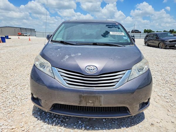 2012 TOYOTA SIENNA