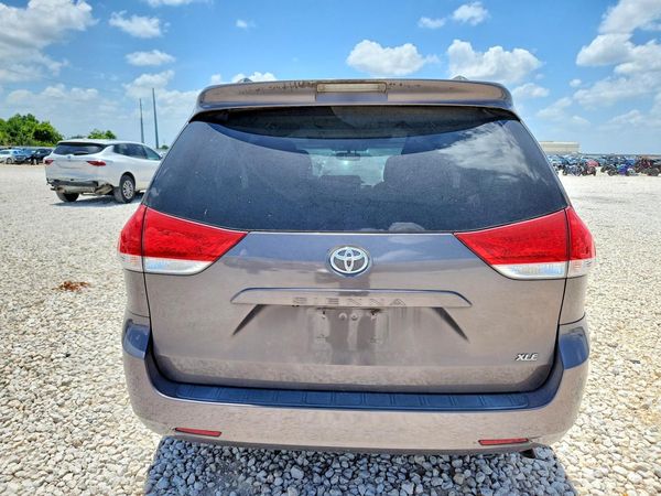 2012 TOYOTA SIENNA