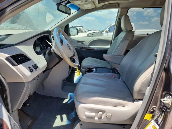 2012 TOYOTA SIENNA