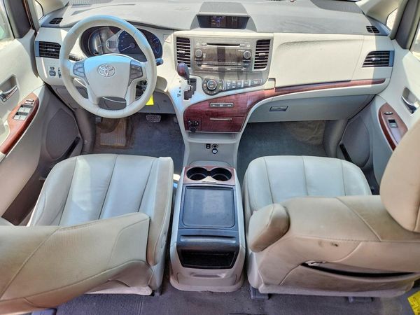 2012 TOYOTA SIENNA
