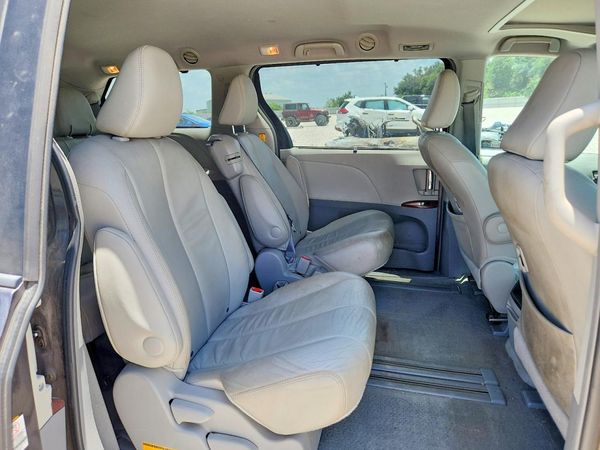2012 TOYOTA SIENNA