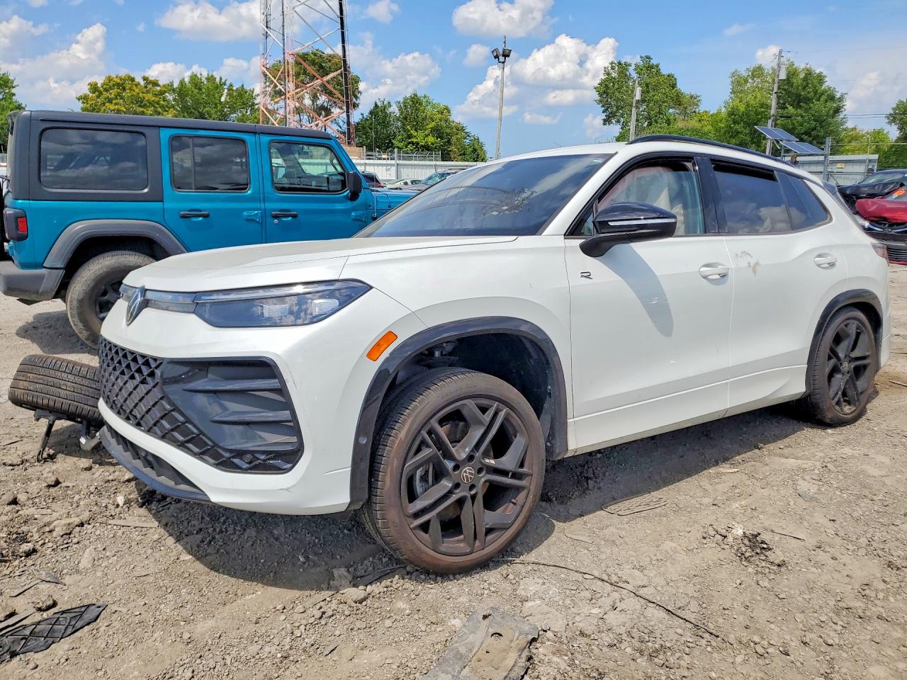 2025 VOLKSWAGEN TIGUAN 4 Motion SE R-Line Black — Front 3/4