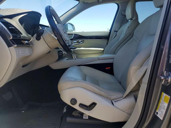 2019 VOLVO XC90 Momentum