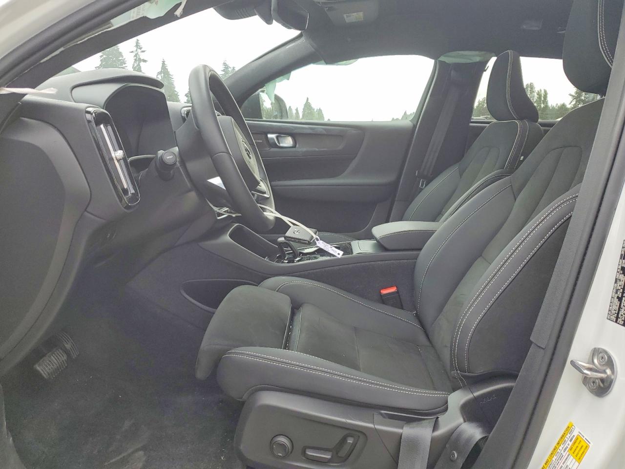 2023 VOLVO C40 Ultimate Dark