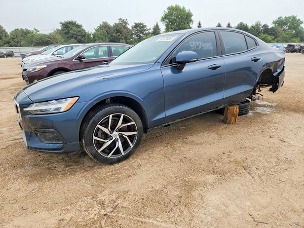 2020 VOLVO S60 Momentum