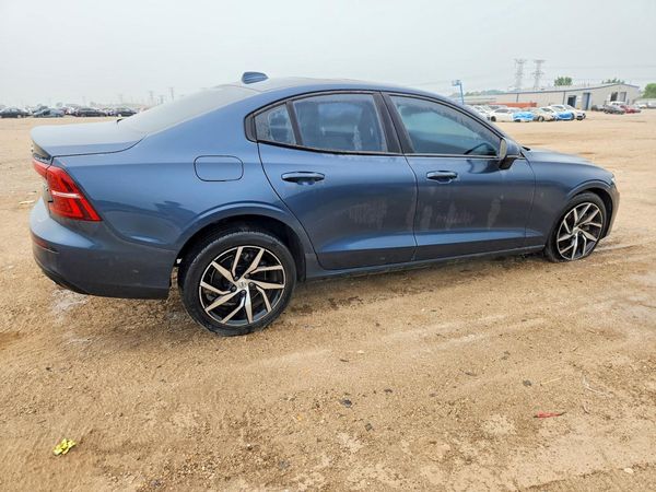 2020 VOLVO S60 Momentum