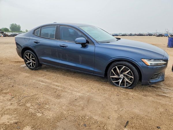 2020 VOLVO S60 Momentum