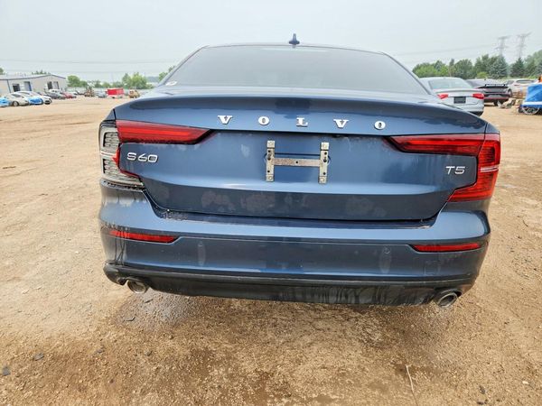 2020 VOLVO S60 Momentum