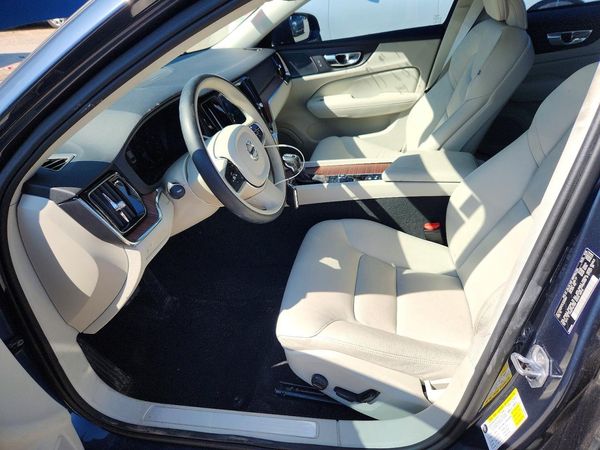 2020 VOLVO S60 Momentum