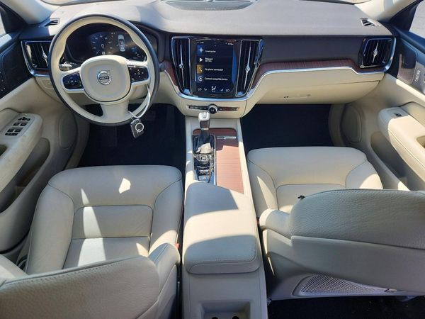 2020 VOLVO S60 Momentum