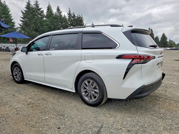 2022 TOYOTA SIENNA XLE