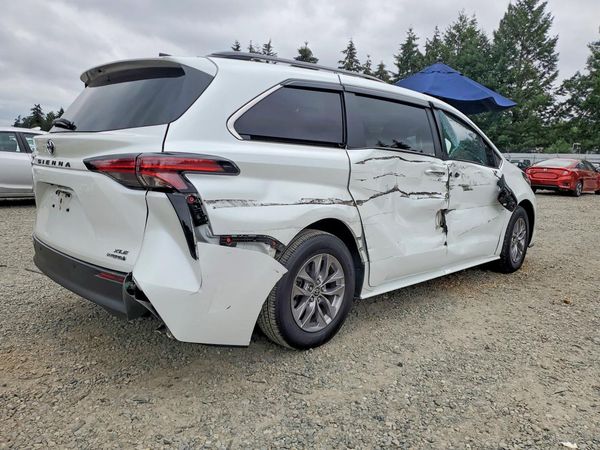 2022 TOYOTA SIENNA XLE