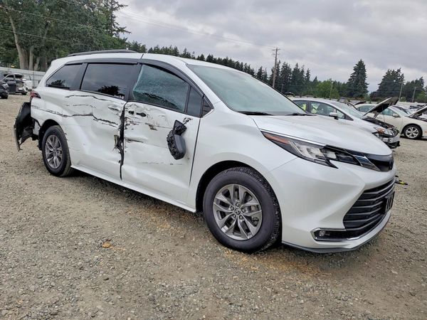 2022 TOYOTA SIENNA XLE