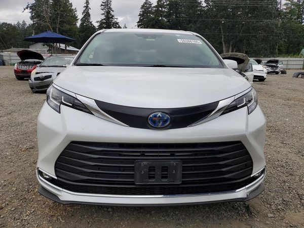 2022 TOYOTA SIENNA XLE
