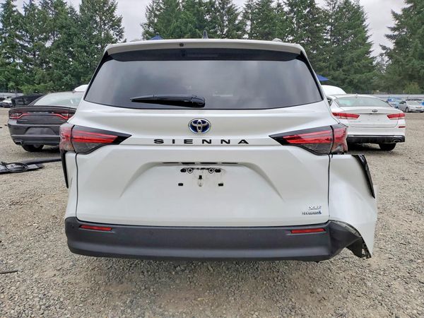 2022 TOYOTA SIENNA XLE