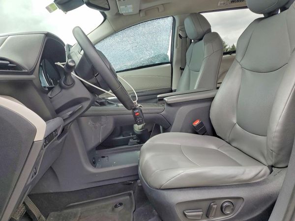 2022 TOYOTA SIENNA XLE