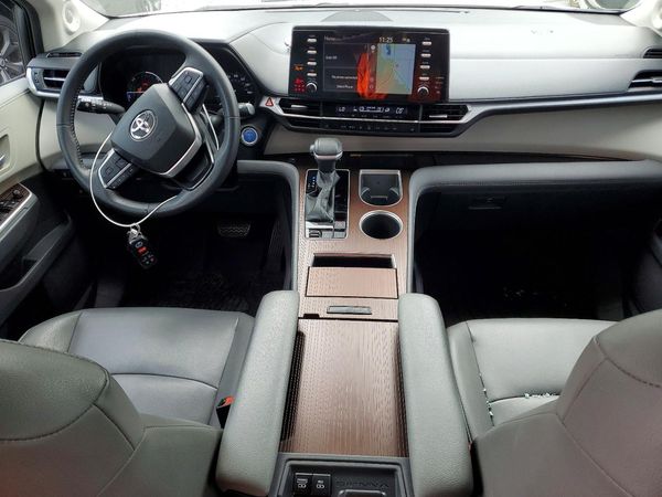 2022 TOYOTA SIENNA XLE