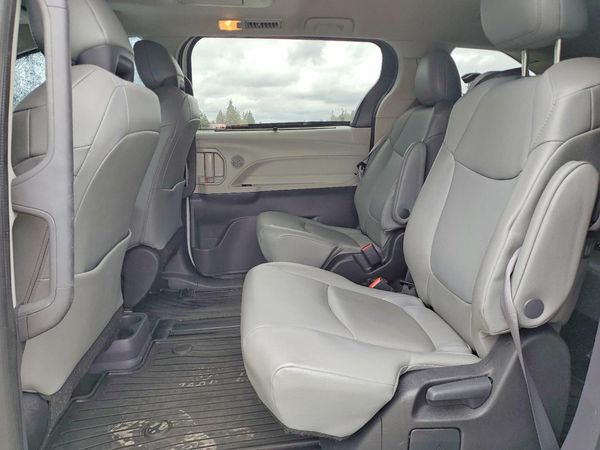 2022 TOYOTA SIENNA XLE
