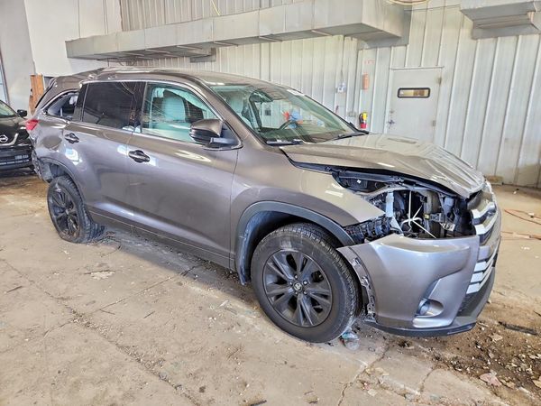 2017 TOYOTA HIGHLANDER LE/LE Plus
