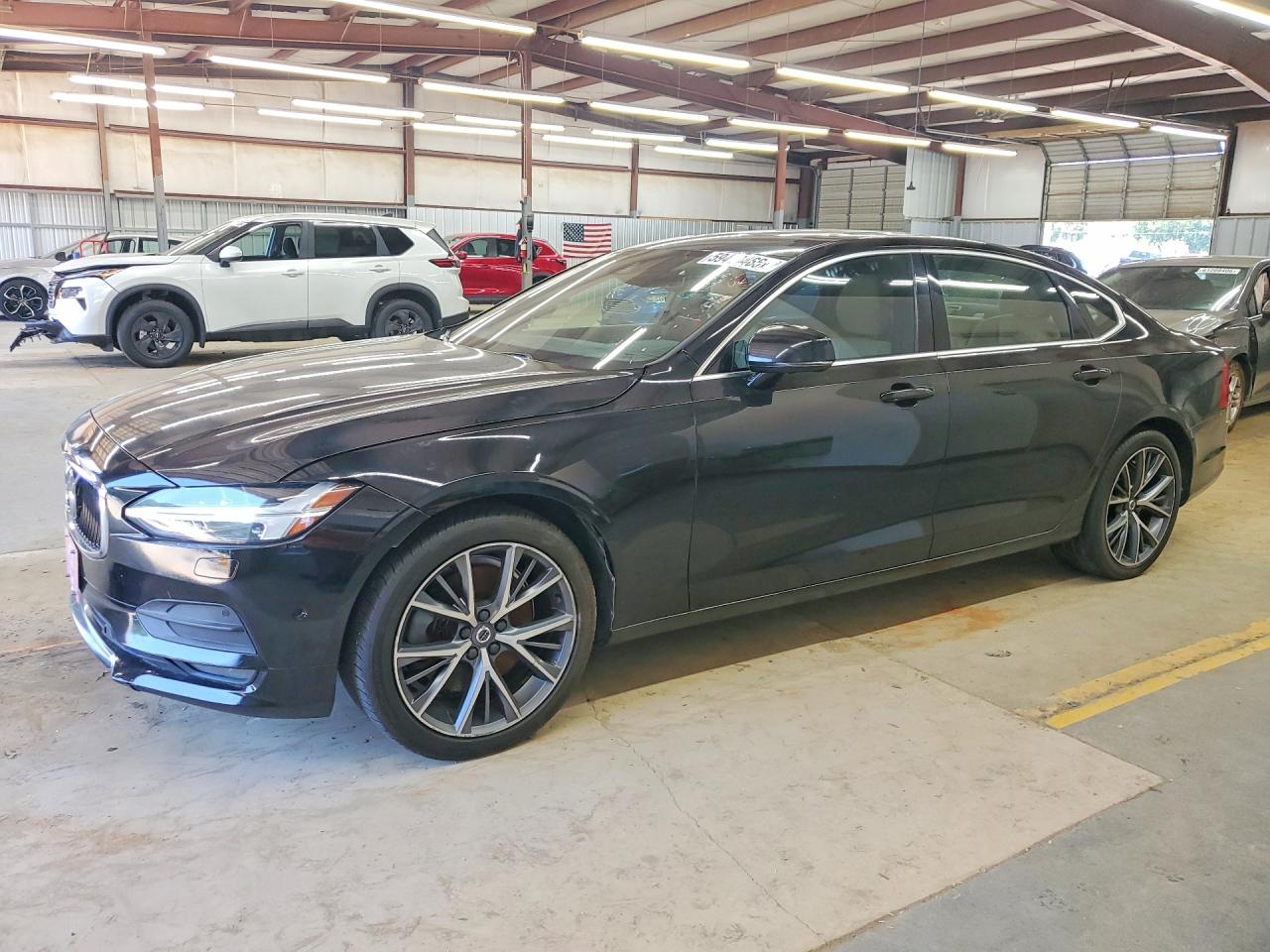 2018 VOLVO S90 Momentum — Front 3/4